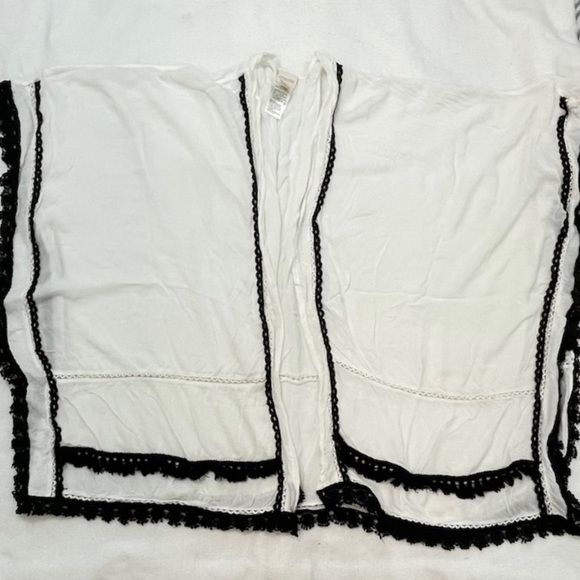 Chico’s XL beach cover up wrap white with black fringe & lace, one size fits all - Picture 8 of 8